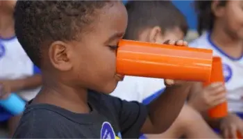 Economia em Pauta: Parceria entre BRK e Zurich garante acesso à água potável para cinco mil estudantes